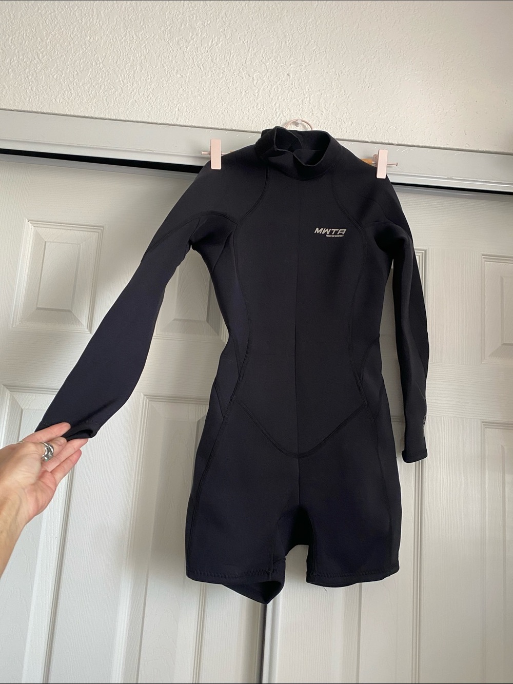 ☀️ New with Tags Women's Black Long-Sleeve Shorty Swim Rashguard Wetsuit